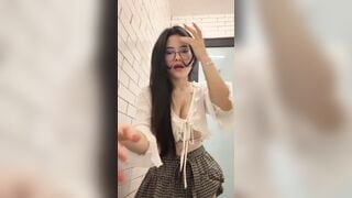 Gái Việt xinh thủ dâm trong nhà vệ sinh quán nước vú to lồn múp 27/10/26