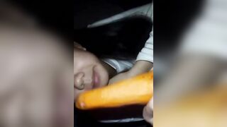 Phanh 2k9 liếm luôn cà rốt vừa thủ dâm