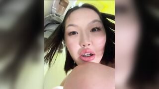 Gái vào nhà vệ sinh nam thủ dâm xem trai sục cu gạ địt luôn vú to lồn múp phần 1