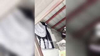 Loli vừa quay video vừa xoa bím trước gương