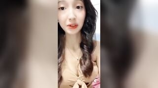 Em công nhân livestream show lồn không một cọng lông