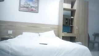 Sưu tầm anh Tàu check hàng 02 em gái gọi Việt Nam, mỗi em anh check 03 lần