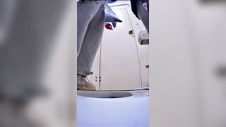 Chị gái xinh đẹp bị tên biến thái quay lén cận kề cái lồn khi đi đái.