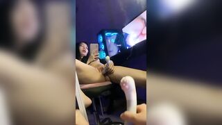 Gái xinh chốn bố mẹ vào phòng xem sex thủ dâm