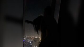 Nữa đêm thằng bạn thân dẫn vợ ra ban công địt nhau