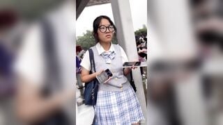 Quay lén dưới váy em học sinh 2