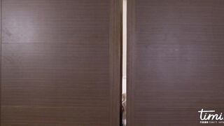 Đang xem sex thì bị em gái phát hiện