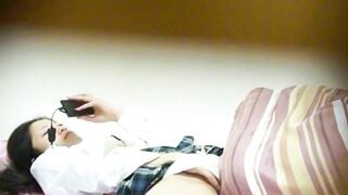 Quay lén em sv phòng bên vừa móc vừa xem sex