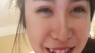 Dì cháu lâu lâu mới gặp nhau đi ăn mà cháu bắt mút cậu bé ăn chuối