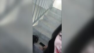 Gạ em gái bú cu cho ở dưới cầu thang