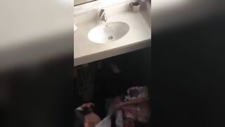 Vờn nhau trong Wc