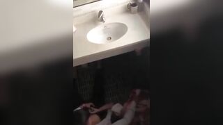 Vờn nhau trong Wc