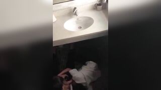 Vờn nhau trong Wc