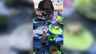 Đi biển chơi mà vợ bạn thả rông thế này