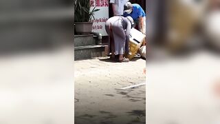 Chị gái đi nhận hàng để lộ hàng giữa chốn đông người