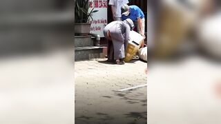 Chị gái đi nhận hàng để lộ hàng giữa chốn đông người
