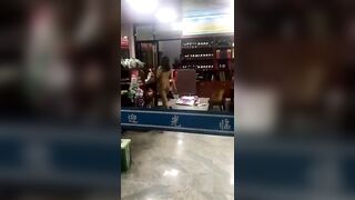 Em gái public show đi siêu thị mua hàng