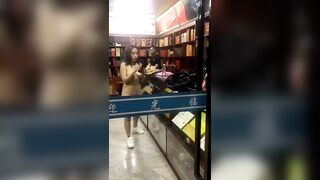 Em gái public show đi siêu thị mua hàng