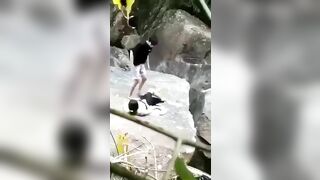Em gái đi tắm suối bị hiếp dâm