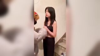 Em gái teen bị ép show hàng