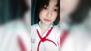 Áo trắng em nứng lồn