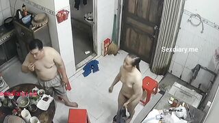 Hackcam chị bán cơm thay đồ