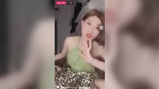 Em gái livetream quảng bá sản phẩm trân thật vl, đky kênh ib tui cho xem cơ thể nhó