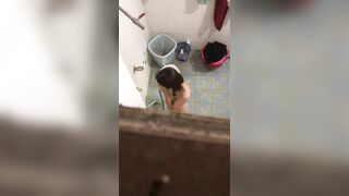 Quay lén em hàng xóm tắm 4