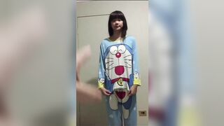 Địt em gái mặc đồ Doremon, đăng ký kênh ib tui cho xem cơ thể nhó