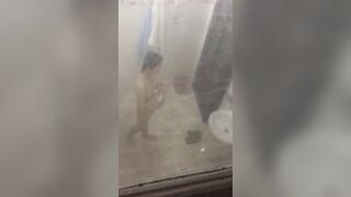 Em gái hàng xóm tắm 2