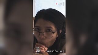 Cận cảnh cho em họ mới lớn thưởng thức cây kem