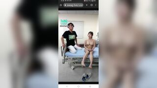 Đạo diễn hướng dẫn đóng phim séc :))