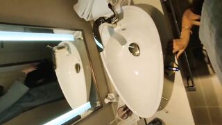 Anh trai xăm trổ ép em dâu mình bú cu trong toilet