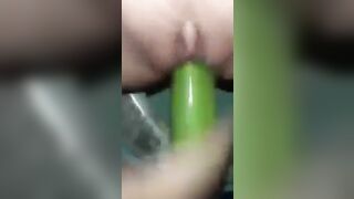 Có cọ cặc nào to hơn quả dưa này ko, nhét vào giúp eee