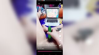 Vừa xem phim vừa thủ dâm