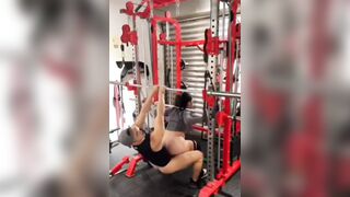 Tập gym nhưng mà nó lạ lắm