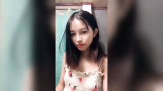 Em học sinh show hàng họ trắng nõn đầy đặn