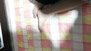 Chị dâu mới đi làm về bị em trai vô phòng hiếp