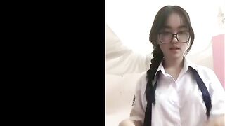 Trông thì ngoan mà dâm vcl, chịch nhau lộ clip