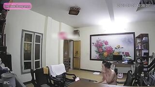 Hack cam em gái kính cận vú to thả rông trong nhà