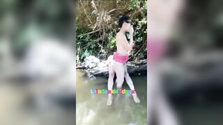 Em gái đu suối chơi bị người lạ hiếp dâm