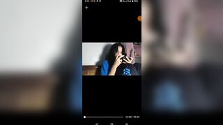 Quay lén con bạn thân trong lớp học