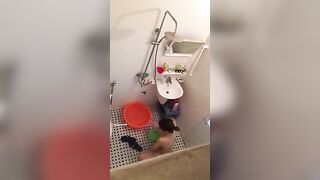 Em hàng xóm tắm da trắng 2