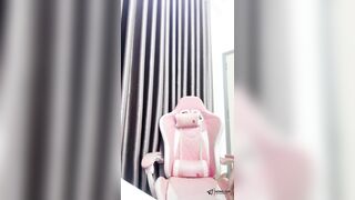 Hot tiktoker trà giang show vú hồng lồn múp ko lông