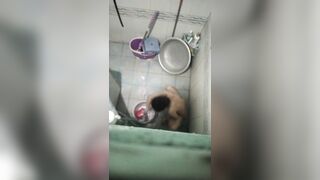 Quay lén chị họ đang tắm