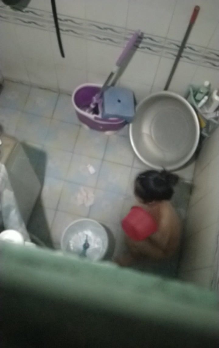 Quay lén chị họ đang tắm