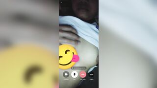 Lén gọi điện cho người yêu show hàng trốn trong phòng tối