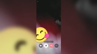 Lén gọi điện cho người yêu show hàng trốn trong phòng tối