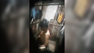 Quay lén mẹ tắm