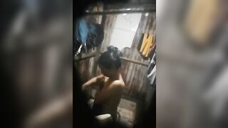 Quay lén mẹ tắm